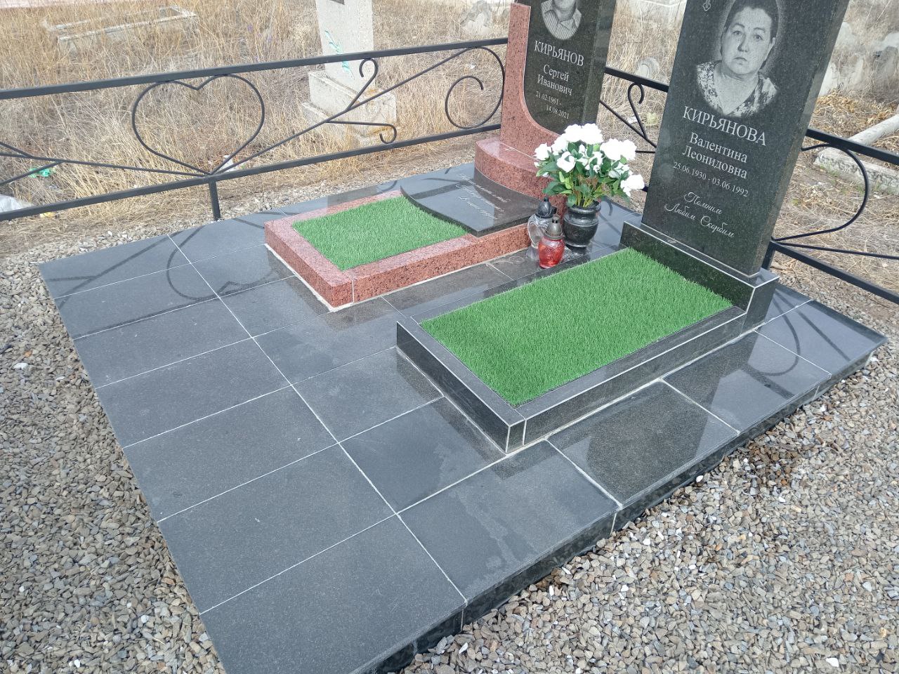 Два гранитных памятника  с цветником и оградкой