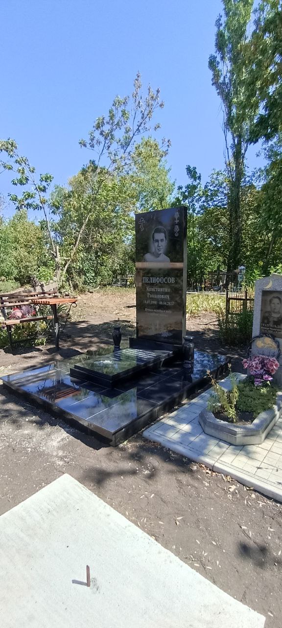 Гранитный памятник