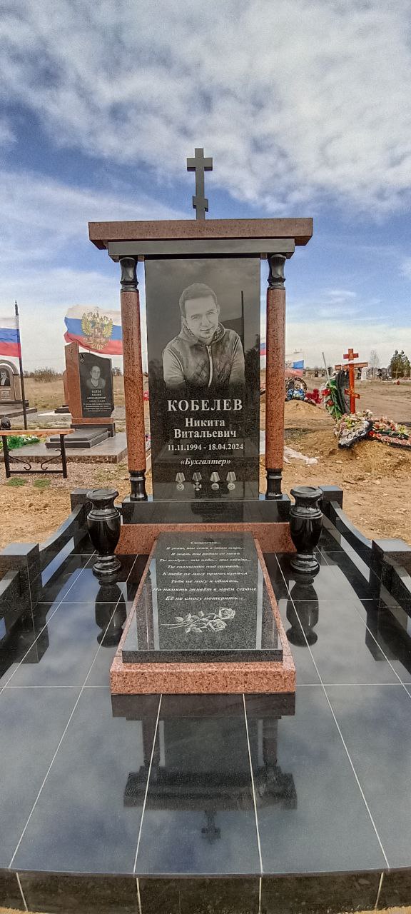 Гранитный памятник с аксесуарами