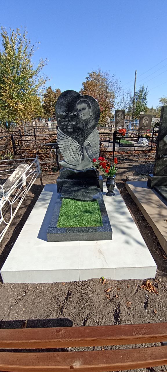 Гранитный памятник с цветником на площадке