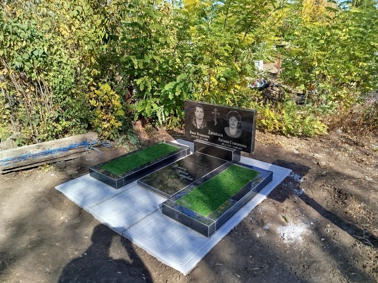 Двойной памятник с двумя отдельными цветниками